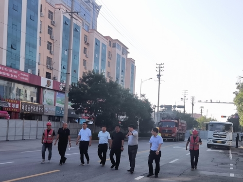 榆林市住建局黨組書記、局長紀(jì)磊一行蒞臨上郡北路道路綜合整治提升工程檢查指導(dǎo)工作