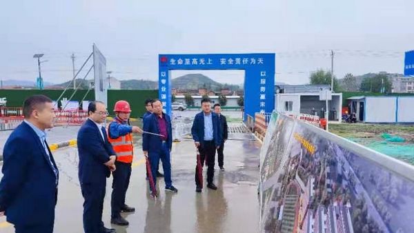 陜煤集團(tuán)紀(jì)檢監(jiān)察三室主任楊勝利、鄉(xiāng)村振興辦副主任楊偉一行到陜煤建設(shè)天工公司承建的漢陰實(shí)驗(yàn)中學(xué)項(xiàng)目檢查指導(dǎo)工作
