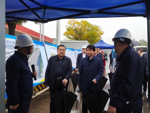 榆林市委副書(shū)記、市長(zhǎng)張勝利一行蒞臨陜煤建設(shè)承建的上郡北路道路綜合整治提升項(xiàng)目觀摩指導(dǎo)工作