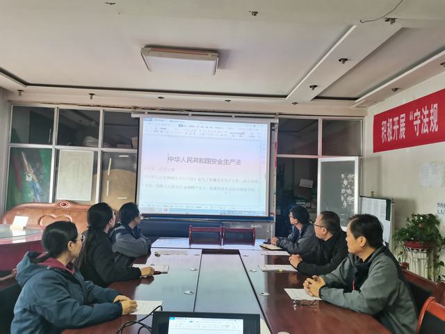  陜煤建設(shè)韓城分公司土建五項(xiàng)目部開展“黨員、團(tuán)員身邊無(wú)隱患”系列活動(dòng)為安全生產(chǎn)保駕護(hù)航