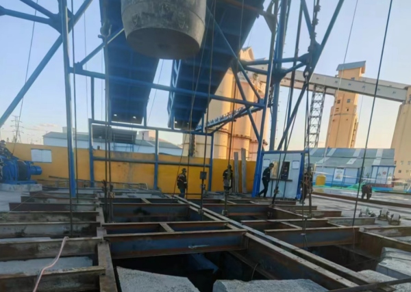 陜煤建設(shè)礦建三公司袁大灘礦二號回風(fēng)立井封口盤、吊盤安裝順利完成