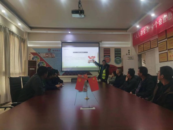 陜煤建設(shè)路橋分公司靖神鐵路項(xiàng)目部開展“文明交通，你我同行”全國(guó)交通安全日活動(dòng)