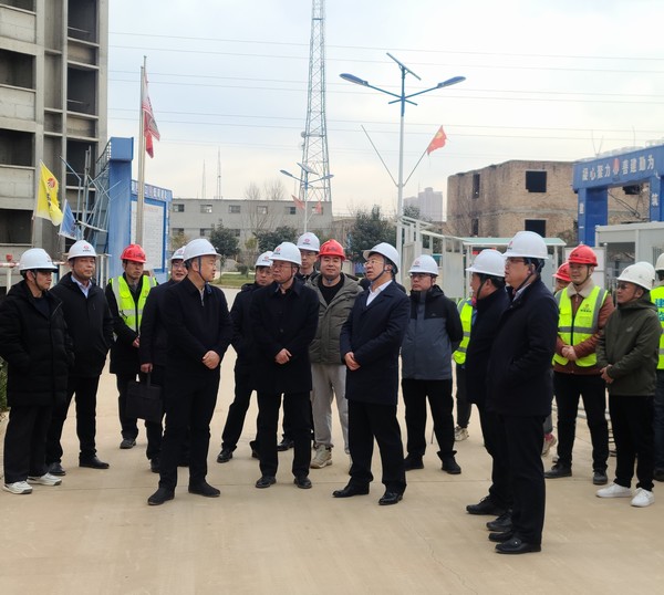 銅川礦業(yè)有限公司黨委書記、董事長路根奎一行蒞臨陜煤建設(shè)銅煤公司承建的銅煤三號居住區(qū)檢查指導(dǎo)工作