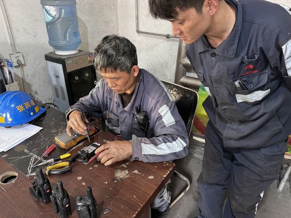 陜煤建設(shè)洗選煤運(yùn)營公司紅柳林洗煤廠項(xiàng)目部：提高聯(lián)絡(luò)效率 讓“對(duì)講機(jī)”連好安全