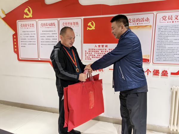 陜煤建設(shè)礦建二公司開(kāi)展“走訪慰問(wèn)勞模 弘揚(yáng)榜樣力量”慰問(wèn)勞?；顒?dòng)
