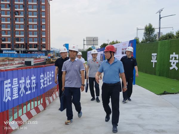 陜西省安委辦景海龍一行蒞臨陜煤建設(shè)天工公司漢陰縣實驗中學(xué)二期項目檢查指導(dǎo)