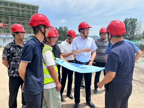 陜西建材科技公司董事長張超暉深入黃陵年產(chǎn)40萬立方煤矸石制陶粒項目進行調(diào)研指導(dǎo)