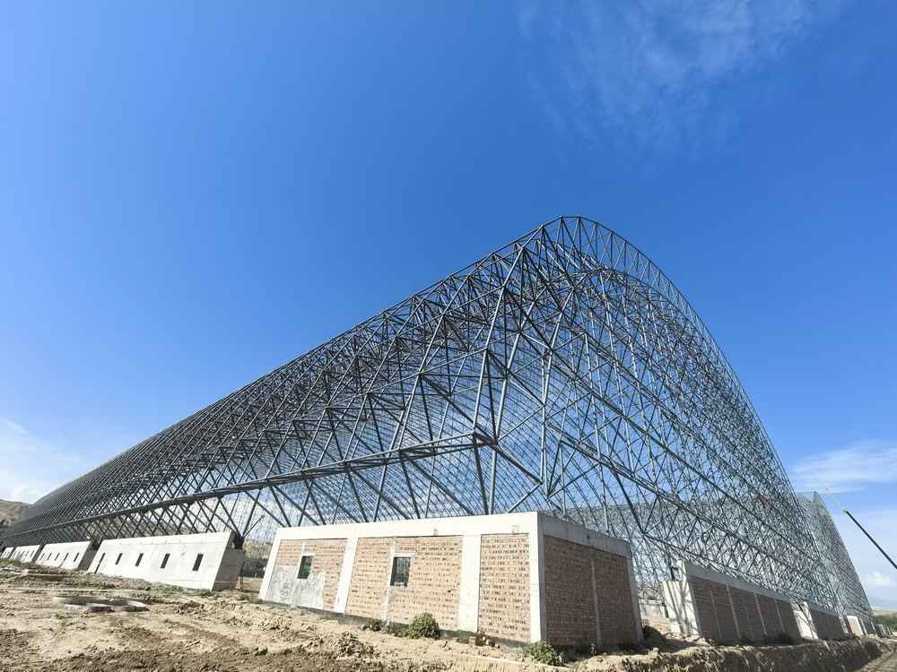 陜煤建設(shè)天工公司承建的伊寧市煤炭?jī)?chǔ)運(yùn)中心基地建設(shè)項(xiàng)目1#、2#儲(chǔ)煤棚順利合攏