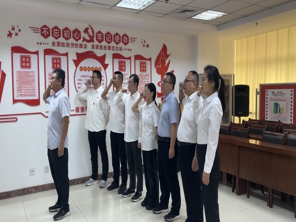 陜煤建設(shè)煤礦運營服務(wù)分公司機關(guān)黨支部：開展“重溫誓詞  銘記初心”主題黨日活動