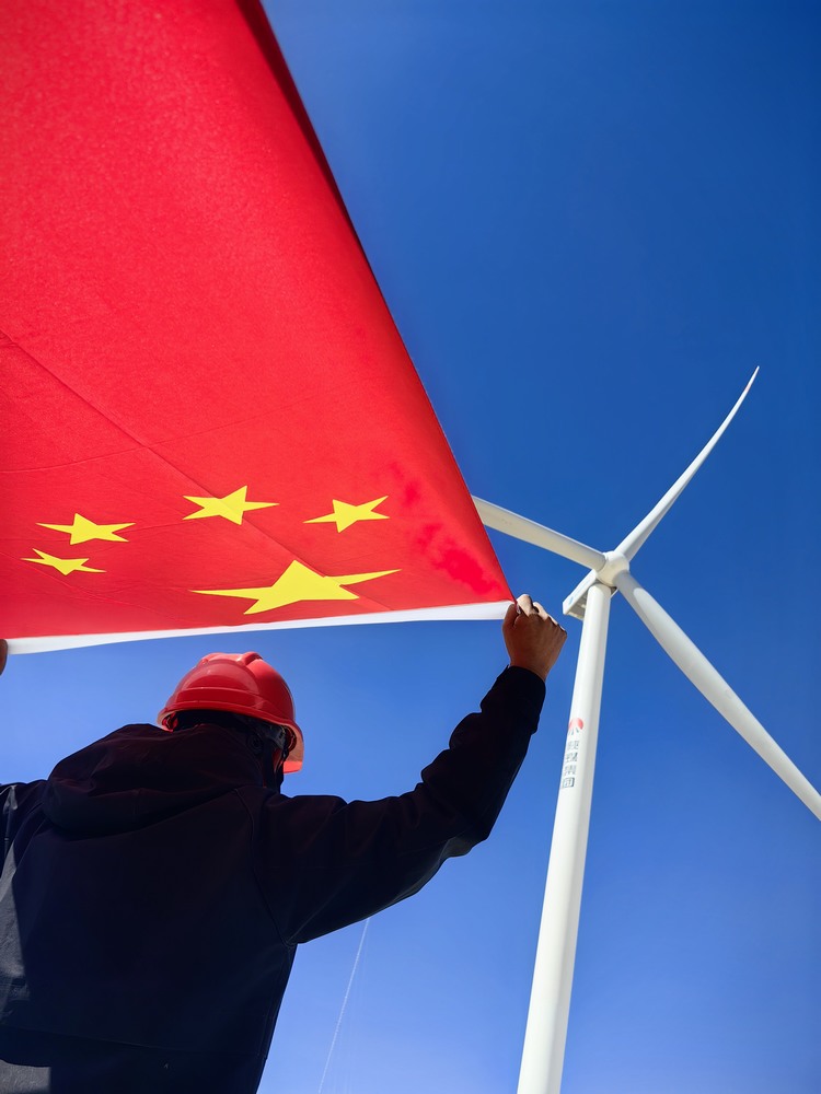 陜煤建設(shè)者與國旗合影，共筑強(qiáng)國夢