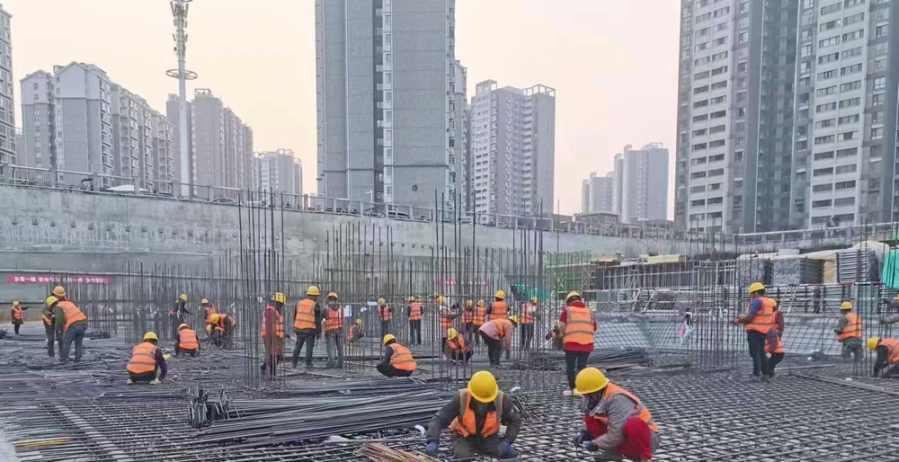 陜煤建設(shè)新龍城直屬項(xiàng)目部：國慶假日不打烊，熱火朝天忙生產(chǎn)