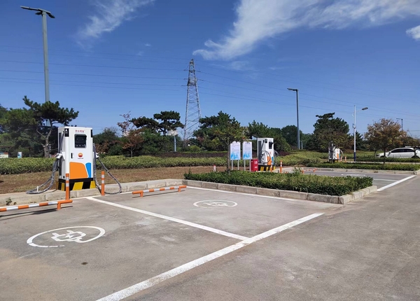 陜煤建設(shè)川耀公司：崔仙服務(wù)區(qū)充電樁安裝，為綠色出行“加油”