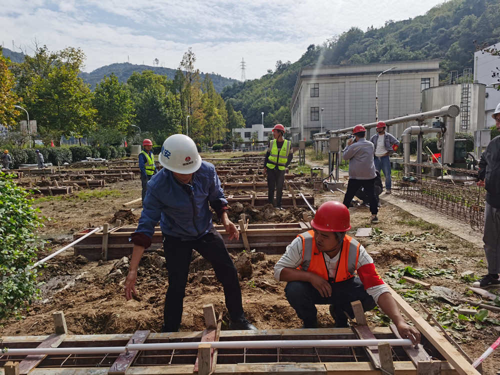 加班加點(diǎn)趕工期 不辭辛勞抓進(jìn)度