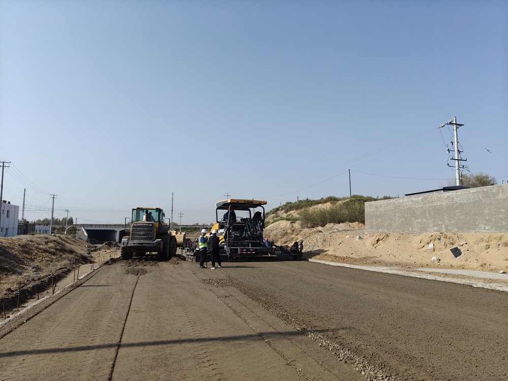 陜煤建設(shè)路橋分公司物流園區(qū)二號(hào)進(jìn)場道路大干快上，吹響項(xiàng)目建設(shè)“沖鋒號(hào)”