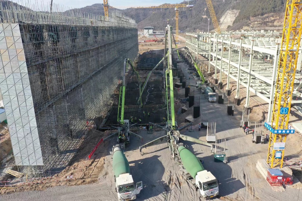 陜煤建設(shè)黃陵電廠項目部：三臺汽車泵，25小時，2830立方米混凝土順利完成澆筑