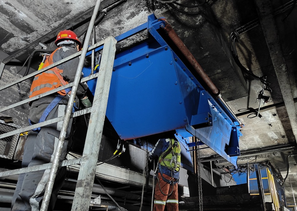 陜煤建設(shè)洗選煤運(yùn)營(yíng)分公司第二項(xiàng)目部：落煤塔暗道給煤機(jī)更換工程順利竣工，助力煤礦高效生產(chǎn)