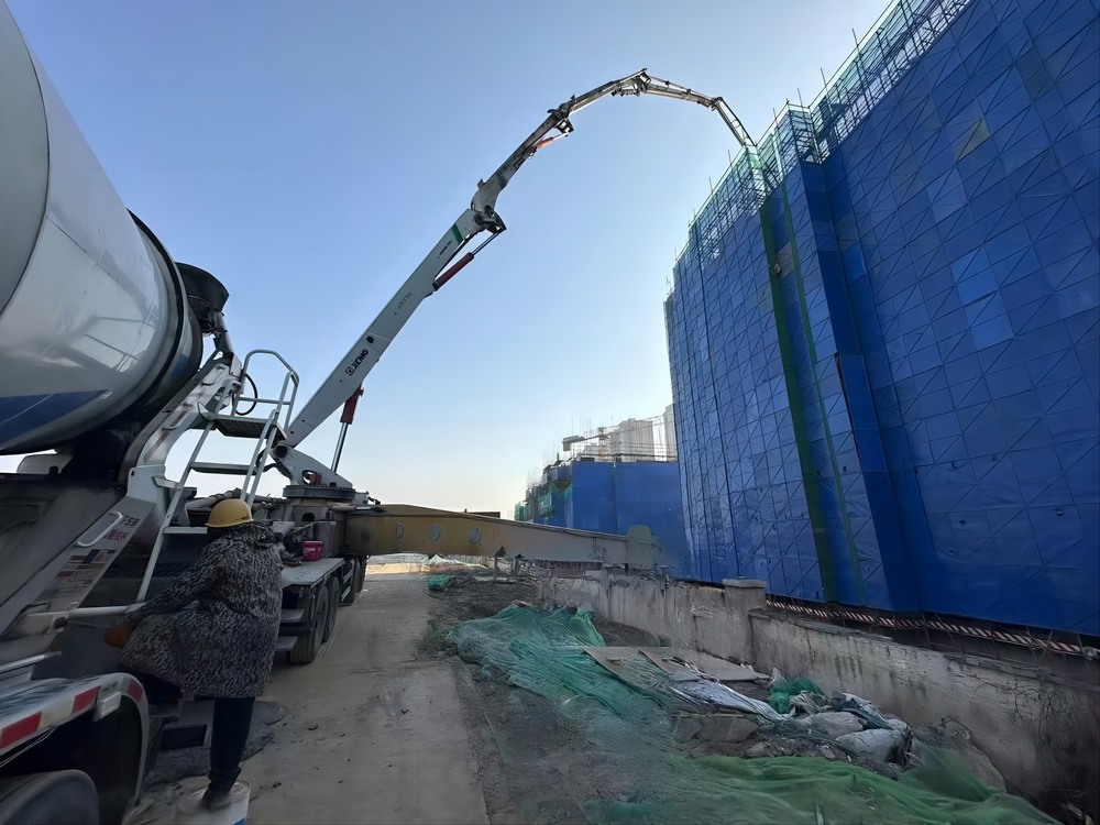 陜煤建設(shè)天工公司承建的大秦·山水逸境項(xiàng)目1#、2#樓工程主體結(jié)構(gòu)順利封頂