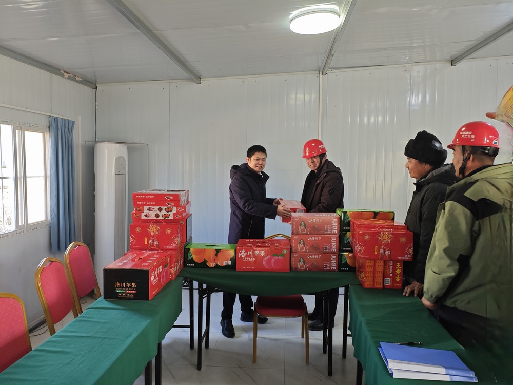 陜西彬長(zhǎng)文家坡礦業(yè)有限公司副總經(jīng)理、總工程師王飛深入天工公司基層項(xiàng)目部慰問(wèn)