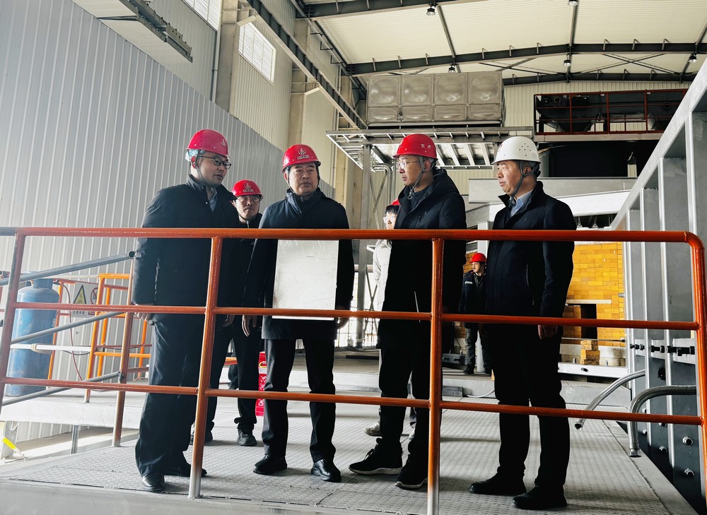 陜西建材科技集團(tuán)黨委書(shū)記、董事長(zhǎng)、總經(jīng)理周紅深入天工公司基層項(xiàng)目部進(jìn)行慰問(wèn)