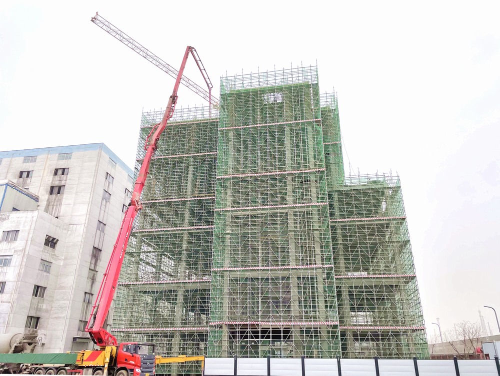 陜煤建設(shè)天工公司承建的小保當篩分破碎車間工程主體結(jié)構(gòu)順利封頂