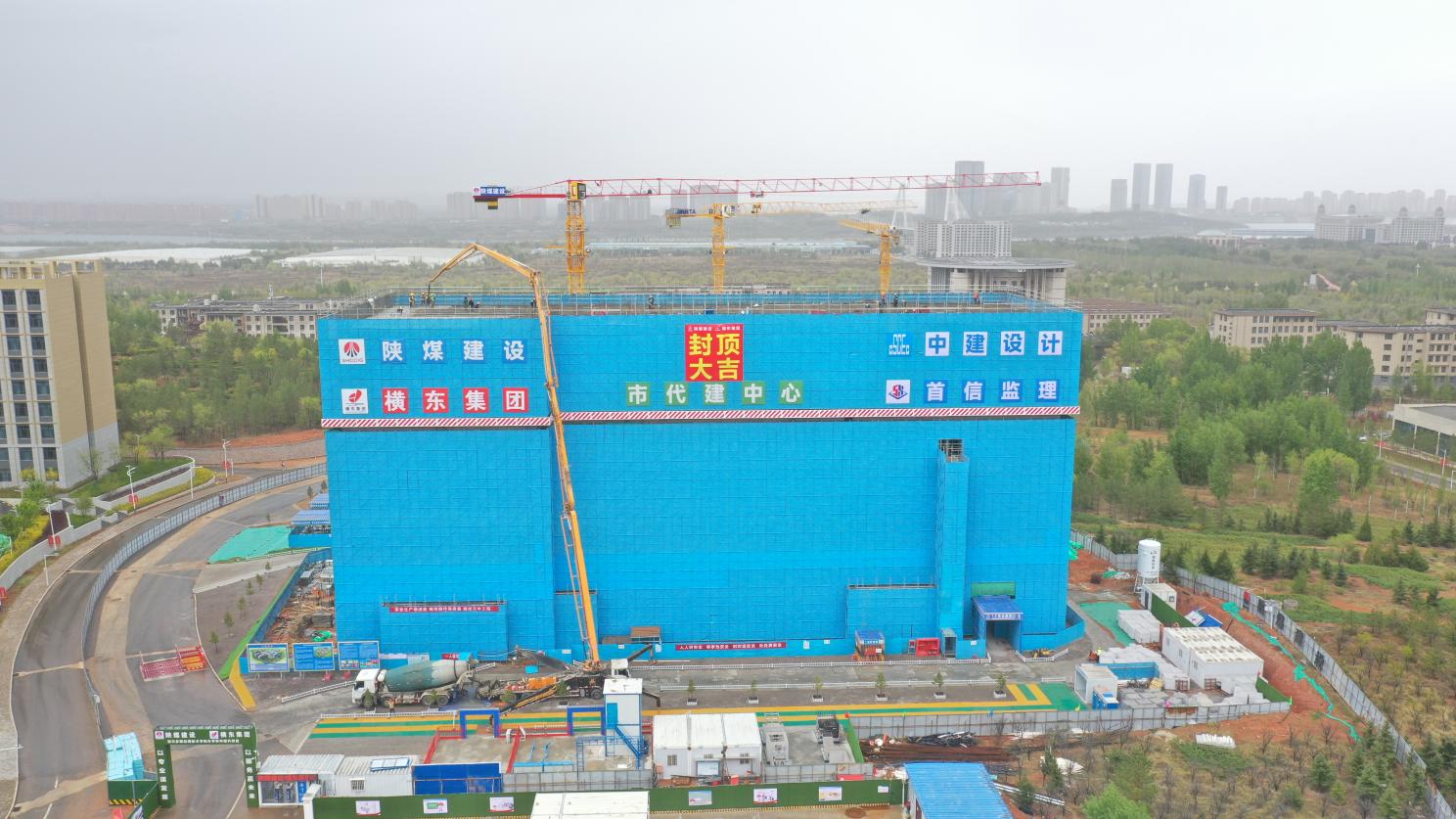 陜煤建設(shè)內(nèi)蒙古分公司：鄂爾多斯應(yīng)用技術(shù)學(xué)院實(shí)驗(yàn)樓主體結(jié)構(gòu)封頂，項(xiàng)目建設(shè)進(jìn)入新階段