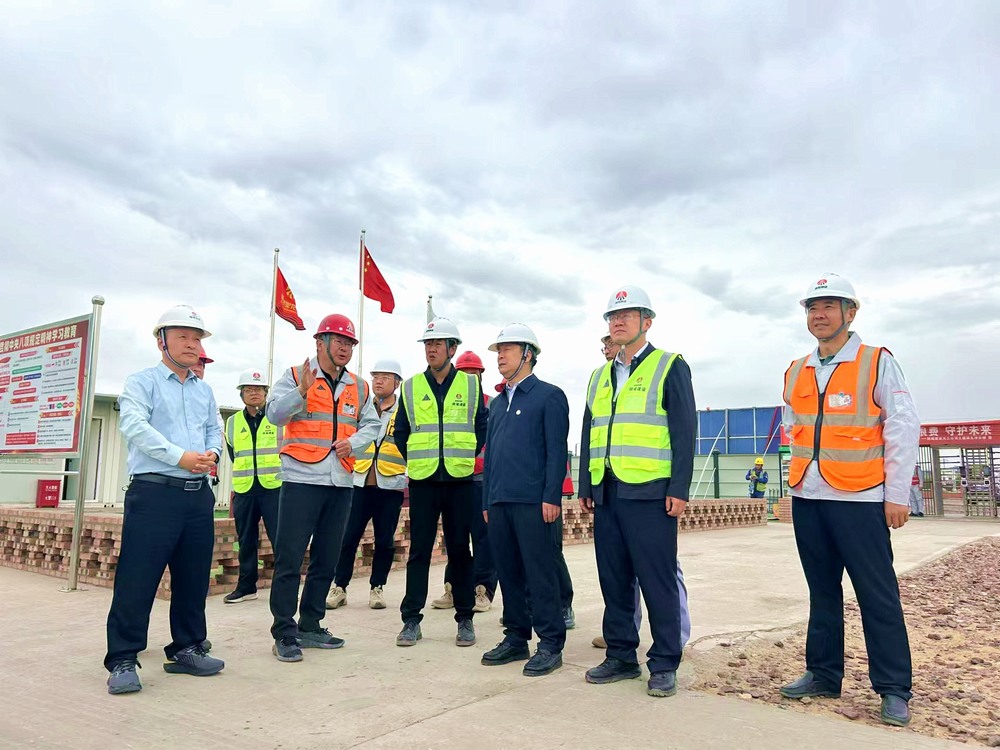 陜煤集團工程總監(jiān)、基本建設(shè)管理部總經(jīng)理李仰東深入榆林化學二期項目檢查指導