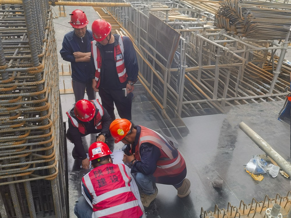 陜煤建設(shè)與浙江二建跨項(xiàng)目聯(lián)動(dòng) ，聚焦汽機(jī)預(yù)埋螺栓施工技術(shù)攻堅(jiān)