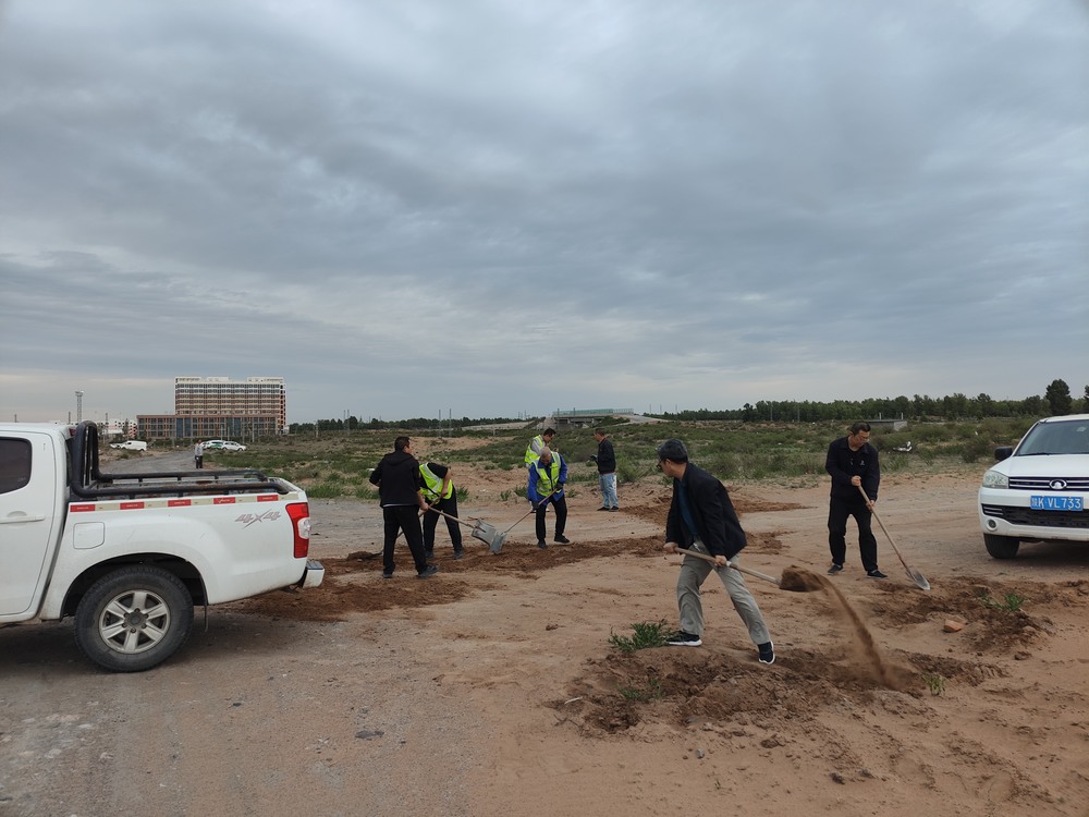 團團領(lǐng)航 青春筑路！陜煤青年突擊隊義務(wù)鋪就暖心路