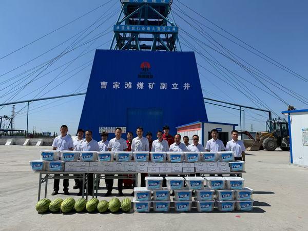 陜西陜煤曹家灘礦業(yè)有限公司領(lǐng)導(dǎo)深入陜煤建設(shè)礦建二公司第三項(xiàng)目部“清涼”慰問(wèn)一線職工