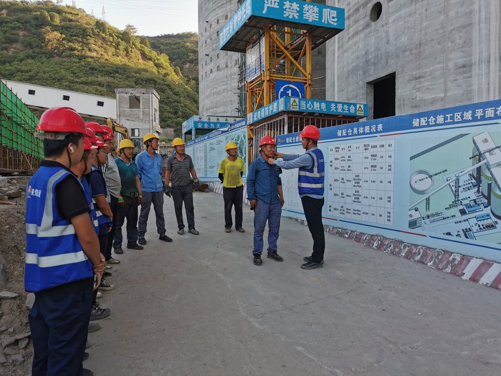 陜煤建設(shè)韓城分公司土建十一項(xiàng)目部：每日一聚話安全，工地防線牢又堅(jiān)