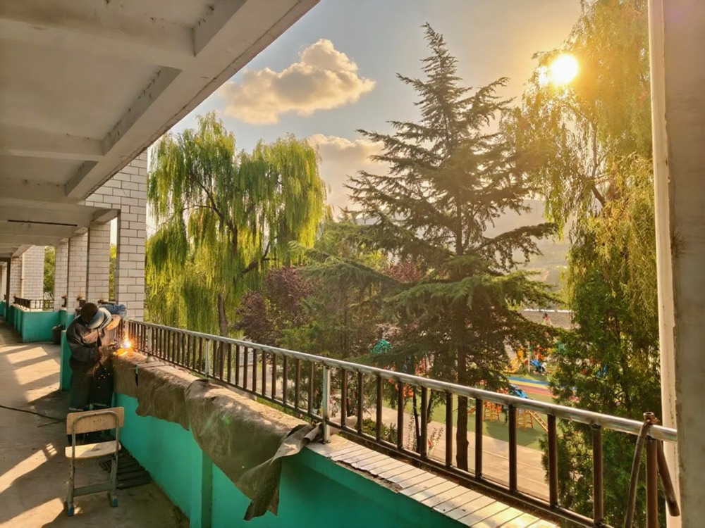 助力地方教育，護(hù)航學(xué)子平安——陜煤建設(shè)礦建二公司安裝項(xiàng)目部為卓立小學(xué)教學(xué)樓安裝防護(hù)欄桿