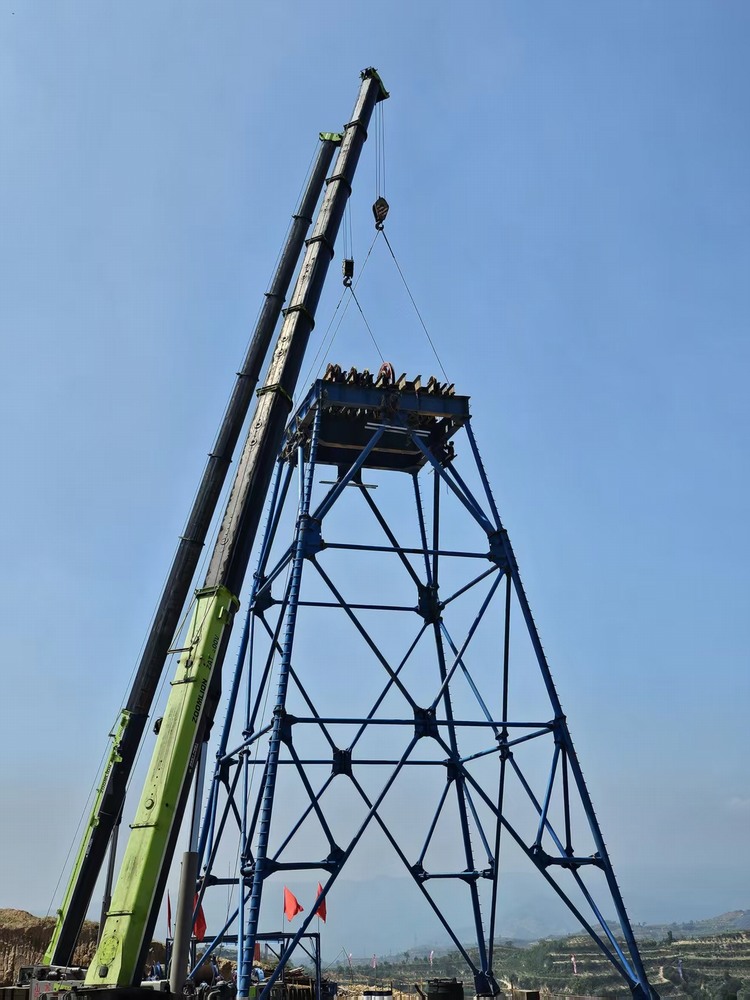 陜煤建設(shè)礦建二公司承建的桑樹坪煤礦回風(fēng)立井天輪平臺(tái)起吊安裝完成