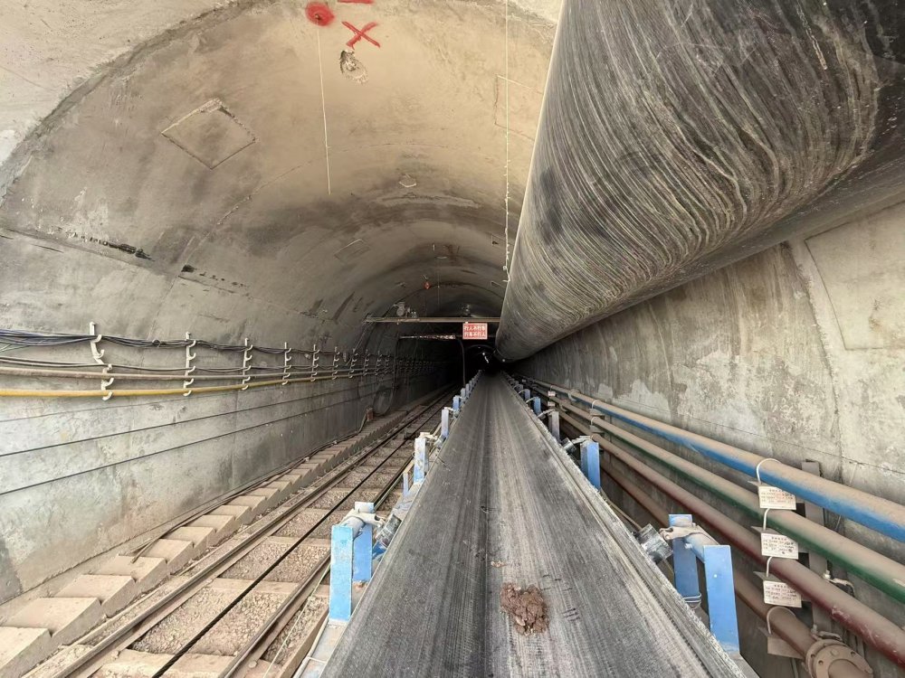 陜煤建設天工公司礦建六部：玻璃溝煤礦主斜井皮帶排矸系統(tǒng)試運轉(zhuǎn)一次成功