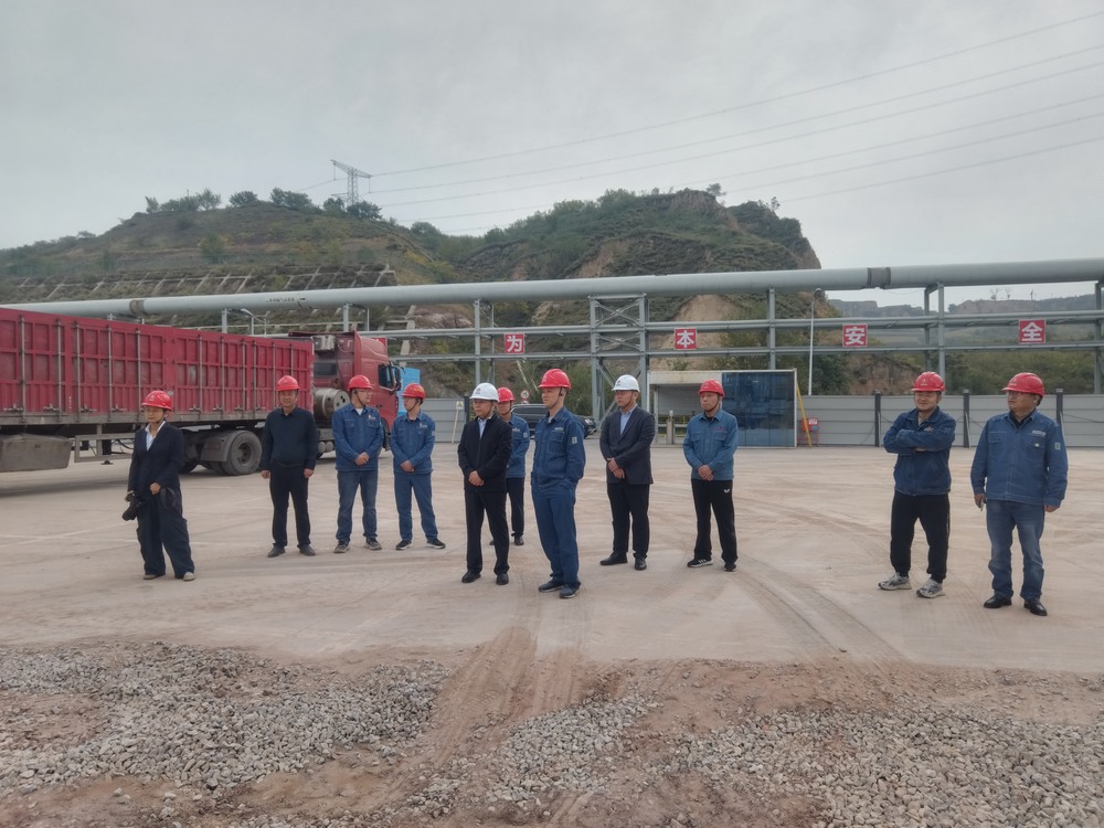 陜煤集團(tuán)府谷能源開(kāi)發(fā)有限公司黨委書(shū)記、 董事長(zhǎng)李寧蒞臨陜西新元潔能有限公司電石廠電池儲(chǔ)能調(diào)峰項(xiàng)目檢查指導(dǎo)工作