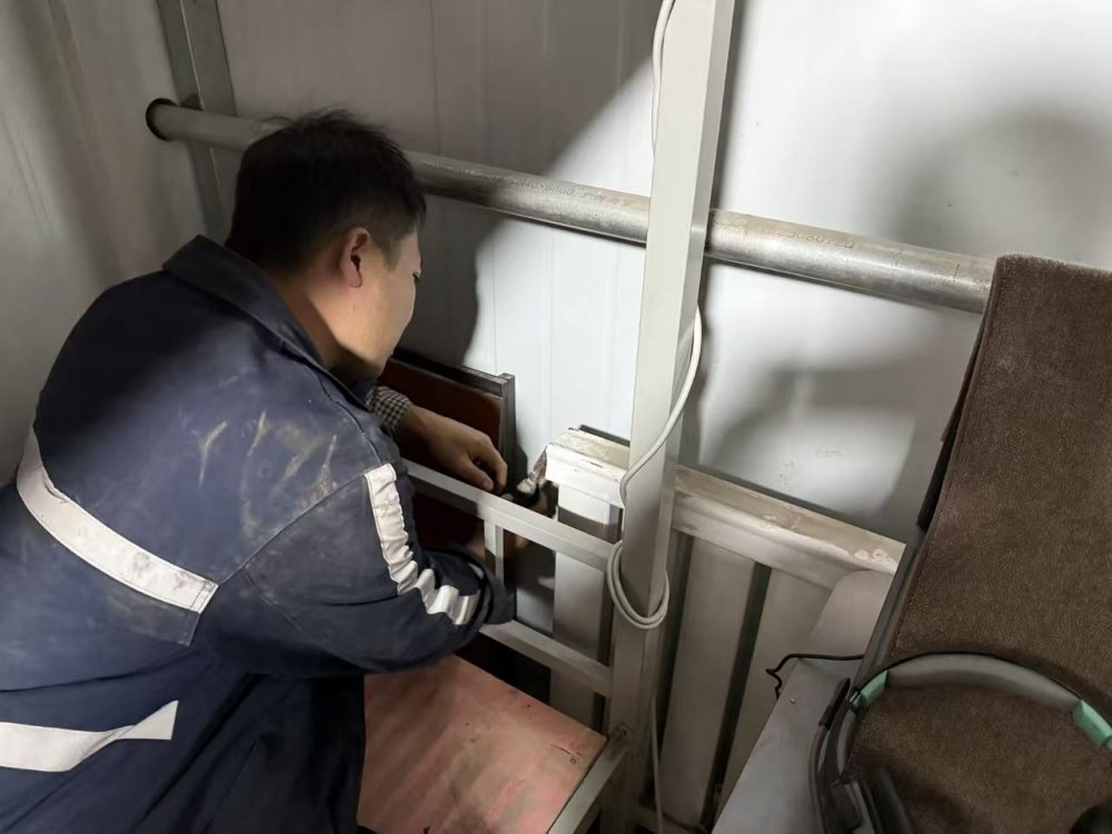 陜煤建設(shè)煤礦運(yùn)營服務(wù)分公司：寒潮來襲暖意融 關(guān)愛職工在行動(dòng)