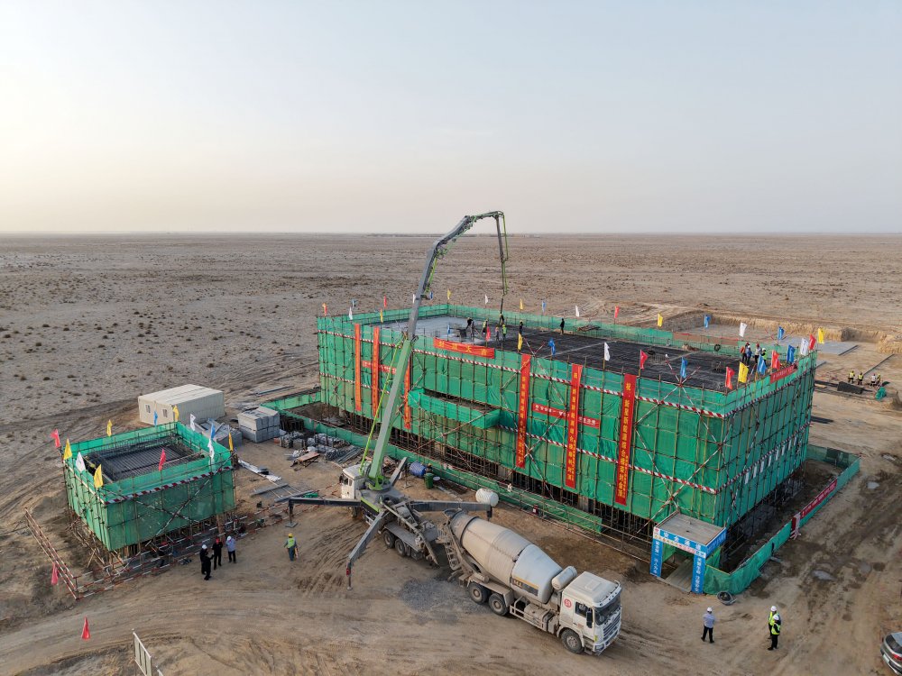 陜煤集團(tuán)新疆公司兵團(tuán)第十三師新星市30萬千瓦光伏發(fā)電項(xiàng)目升壓匯集站生產(chǎn)綜合樓、警衛(wèi)傳達(dá)室順利封頂