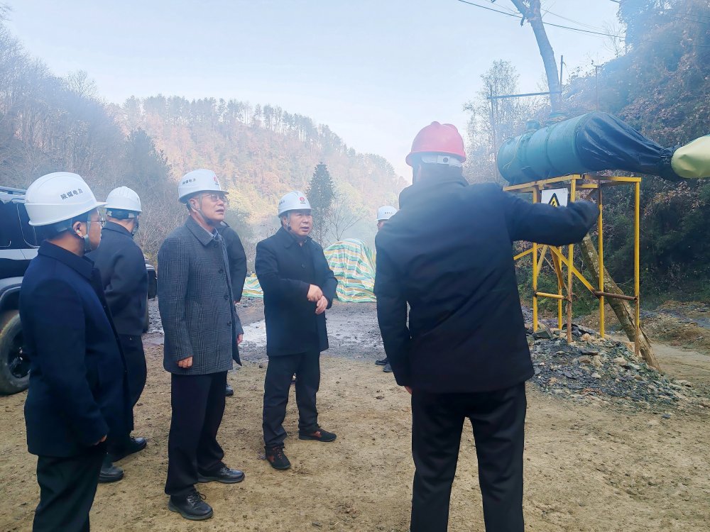 陜煤集團(tuán)總經(jīng)理助理、陜煤電力集團(tuán)黨委書(shū)記、董事長(zhǎng)馮平安一行深入西鄉(xiāng)抽蓄電站勘探平硐項(xiàng)目現(xiàn)場(chǎng)檢查指導(dǎo)前期準(zhǔn)備工作