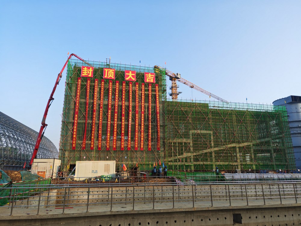 7座“中樞”全線(xiàn)封頂，陜煤建設(shè)韓城分公司土建十六項(xiàng)目部承建的陜煤信陽(yáng)電廠輸煤“骨架”巍然挺立