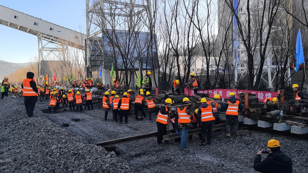 極限挑戰(zhàn)！“天窗”點啃下鐵路道岔施工硬骨頭