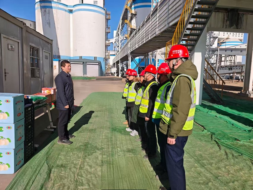 陜西小保當?shù)V業(yè)有限公司副總經(jīng)理劉朕中一行深入天工公司基層項目慰問一線職工