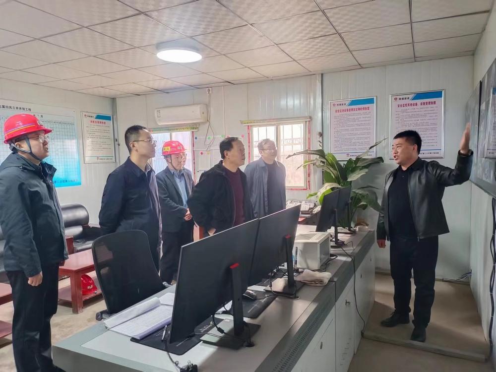 陜西煤業(yè)股份有限公司領(lǐng)導(dǎo)及專家組深入陜煤建設(shè)礦建二公司第二項(xiàng)目檢查指導(dǎo)