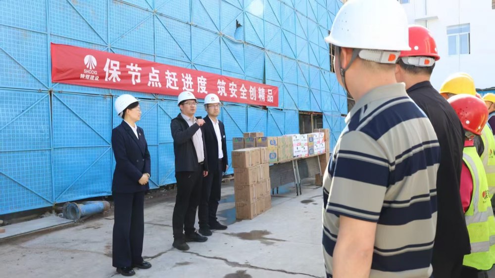 胡家河礦業(yè)公司副總經(jīng)理郝寶利一行深入渭南分公司基層項(xiàng)目慰問(wèn)一線職工